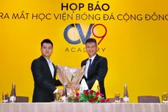 Lê Công Vinh cùng đối tác tài trợ dịch vụ y tế chăm sóc sức khoẻ Wecare247 trong buổi ra mắt. (Ảnh: Quang Nhựt/TTXVN)