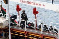 Lực lượng vũ trang Mala giành lại quyền kiểm soát con tàu từ người di cư. (Nguồn: Reuters)