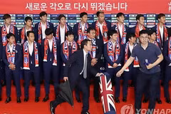 Các thành viên tuyển Hàn Quốc bị ném trứng thối. (Nguồn: Yonhap)