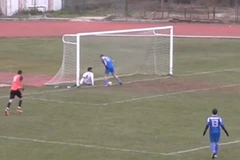 Thanasis Takidis bỏ lỡ cơ hội khó tin. (Nguồn: YouTube)