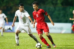 U16 Việt Nam (áo đỏ) và U16 Iran dắt tay nhau về nước. (Nguồn: AFC)