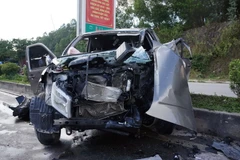 Xe ôtô bán tải bị nát phần đầu sau cú va chạm. (Ảnh: Trịnh Duy Hưng/TTXVN)