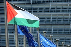 Cờ Palestine và cờ UE. (Nguồn: AP)