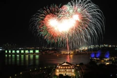 Bắn pháo hoa tầm cao tại Hầm Thủ Thiêm. (Ảnh: An Hiếu/TTXVN)