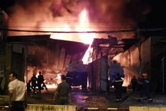 Hiện trường vụ cháy thời điểm lúc 22 giờ 50. (Ảnh: Phan Sáu/TTXVN)