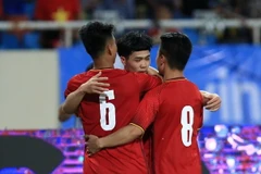 Các cầu thủ Việt Nam ăn mừng bán thắng ấn định tỷ sồ của Công Phượng. (Ảnh: Trọng Đạt/TTXVN)
