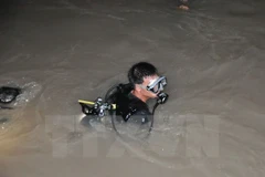 Tìm kiếm nạn nhân. (Ảnh minh họa: Sỹ Tuyên/TTXVN)