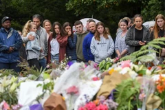 gười dân tưởng niệm các nạn nhân thiệt mạng trong vụ xả súng tại Christchurch, New Zealand. (Ảnh: THX/TTXVN)