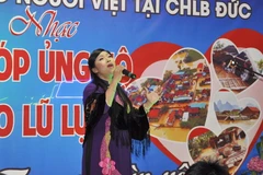 Ca sỹ Hương Mơ với nhiều ca khúc xúc động về miền Trung. (Ảnh: Mạnh Hùng/Vietnam+)