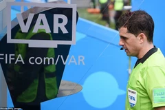 VAR lần đầu được áp dụng tại World Cup và giúp Pháp chiến thắng.