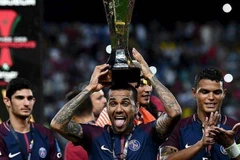 Alves nâng cao danh hiệu đầu tiên của PSG. (Nguồn: Ouest-France)