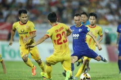 Nam Định (áo vàng) có trận hòa quý giá trước FLC Thanh Hóa.