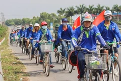 Đạp xe xuyên miền Tây thực hiện các hoạt động vì cộng đồng