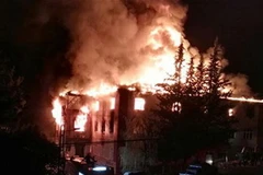 Hiện trường vụ cháy ký túc xá. (Nguồn: AP)