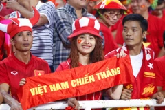 Nữ cổ động viên xinh đẹp Việt Nam trên khán đài sân Mỹ Đình.(Ảnh: Minh Chiến/Vietnam+)
