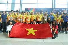 Đại sứ Việt Nam Phạm Vinh Quang đón đội tuyển Olympic Việt Nam tại sân bay. (Ảnh: Đỗ Quyên/Vietnam+)