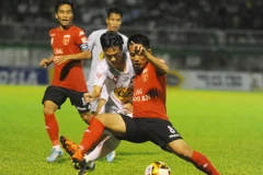 Long An (áo đỏ) đánh bại Hoàng Anh Gia Lai tại Peliku. (Ảnh: Dư Toán/TTXVN)