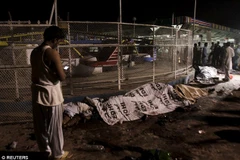 Những thi thể được xem bên hàng rào một khu vui chơi... (Nguồn: Reuters)