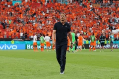 HLV Frank De Boer tuyên bố từ chức sau thất bại sốc của Hà Lan