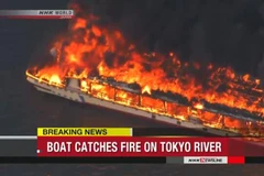 Nhà hàng nổi trên sông Arakawa bốc cháy dữ dội.