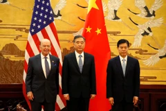 Phó Thủ tướng Uông Dương (giữa) và Bộ trưởng Thương mại Mỹ Wilbur Ross (trái). (Nguồn: Reuters)