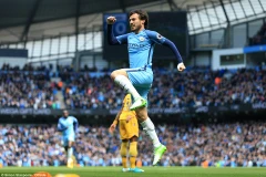 Silva mở đầu chiến thắng cho Man City. (Nguồn: Daily Mail)