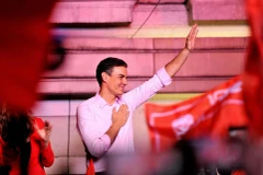 Thủ tướng Tây Ban Nha Pedro Sanchez bên những người ủng hộ tại trụ sở đảng PSOE ở Madrid ngày 28/4. (Ảnh: THX/TTXVN)