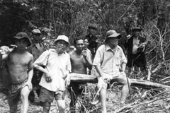 Ông Lê Quang Nghĩa (áo trắng, đứng giữa) trong một lần băng rừng tìm hài cốt đồng đội. (Nguồn: TTXVN)