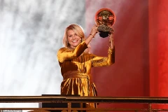 Ada Hegerberg trên bục nhận giải thưởng.