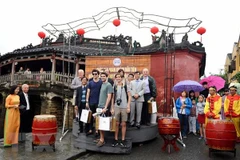 Du khách quốc tế chụp ảnh lưu niệm tại Chùa Cầu, Hội An, Quảng Nam. (Ảnh: Nguyễn Sơn/TTXVN)