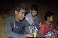 Ekapol Chanthawong cùng các cháu nhỏ trong hang. (Nguồn: FACEBOOK/THAI NAVYSEAL)