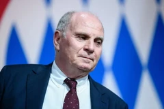 Chủ tịch Bayern Uli Hoeness bị la ó ngay tại Đại hội thường niên của Bayern. (Nguồn: Getty Images)