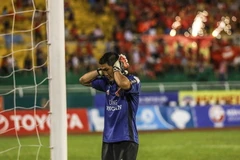 Minh Nhựt đã quyết định quay lưng không bắt penalty. (Nguồn: Tuoitre.vn)