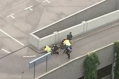 Cảnh sát vây bắt những kẻ xả súng. (Nguồn: DM)