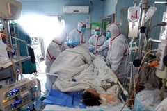 Một bệnh nhân nhiễm cúm H7N9 đang được các bác sỹ kiểm tra. (Nguồn: AFP)