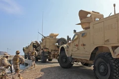 Binh sỹ thuộc liên quân do Saudi Arabia đứng đầu tuần tra tại thành phố cảng Aden, miền nam Yemen. (Ảnh:AFP/TTXVN)