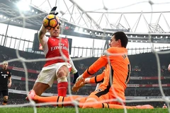 Sanchez ghi bàn bằng tay giúp Arsenal giành chiến thắng. (Nguồn: Getty Images)