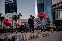 Tưởng nhớ các nạn nhân xấu số trong vụ xả súng. (Nguồn: The New York Times)