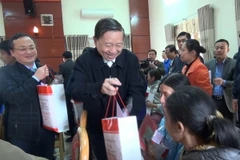Bộ trưởng Bộ Công an Tô Lâm tặng quà cho các công nhân lao động và người nghèo tỉnh Hưng Yên. (Ảnh: Đinh Tuấn/TTXVN)