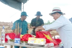 Quy tập, cất bốc các hài cốt liệt sỹ. (Ảnh minh họa: Thanh Thủy-TTXVN)