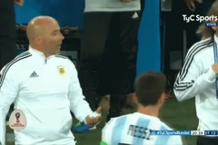 Hình ảnh được tycsports ghi lại khi Sampaoli hỏi ý kiến Messi.