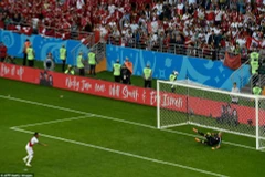 Christian Cueva sút bóng lên khán đài từ khoảng cách 11m.