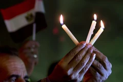 Cầu nguyện cho nạn nhân xấu số. (Nguồn: AP)