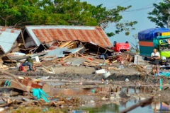 Hiện trường ngổn ngang sau khi xảy ra động đất, sóng thần. (Nguồn: CNN)
