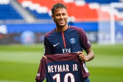 Hình ảnh Neymar trong ngày ra mắt PSG cách đây 1 năm. (Nguồn: Getty Images)