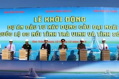 Các đại biểu thực hiện nghi lễ khởi động Dự án. (Ảnh: Trung Hiếu/TTXVN)