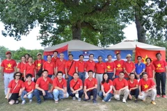 Các cán bộ, nhân viên ngoại giao Việt Nam và Lào tại Geneva và Berne chụp ảnh lưu niệm. (Ảnh: Hoàng Hoa​/TTXVN)