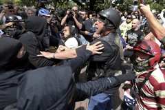 Người biểu tình Mỹ đụng độ với cảnh sát. (Nguồn: AP)