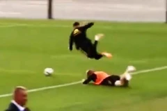 De Bruyne vào bóng nguy hiểm với Januzaj.