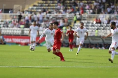 Việt Nam (áo đỏ) buộc phải thắng đậm Yemen ở lượt cuối mới có hy vọng đi tiếp. (Ảnh: Hoàng Linh/TTXVN)